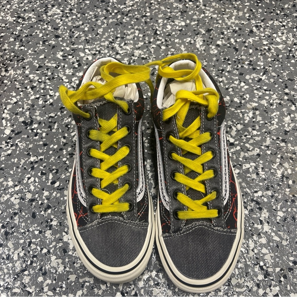 Vans Stranger Things Upside Down Hellfire Club sneakers Men’s 4.5 Women’s 6 - Picture 4 of 9